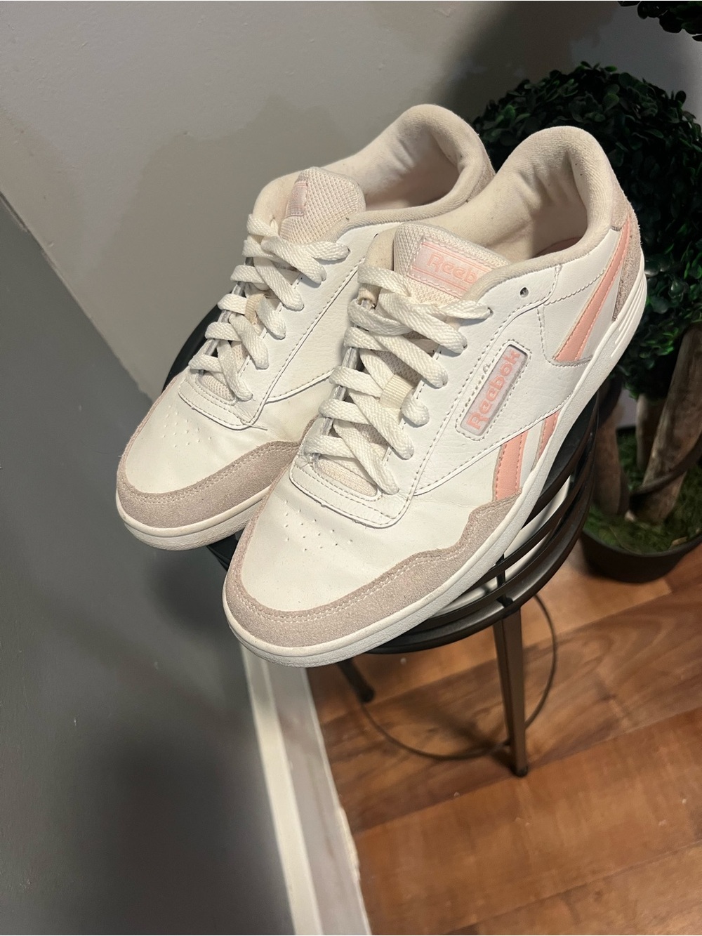 Reebok vintage Women's Classic White & Pale Pink Sneakers size 9